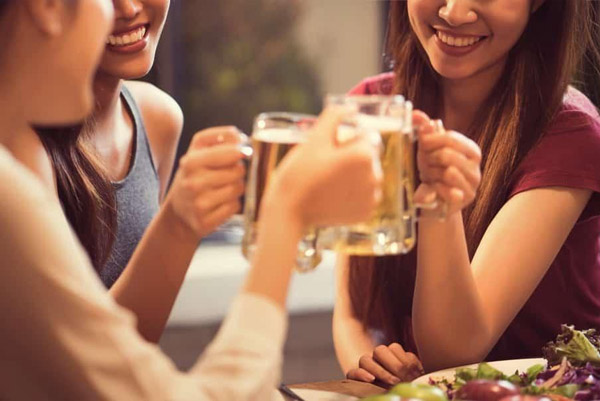 Nữ giới uống nhiều bia rượu dễ bị ung thư vú hơn người bình thường